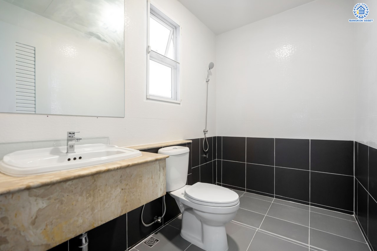 บ้านมือสอง ทาวน์โฮม 3 ชั้น หลังมุม ม.พลัสซิตี้พาร์ค เกษตร-นวมินทร์ เนื้อที่ 33.60 ตร.ว. ฟังก์ชัน 3 ห้องนอน 4 ห้องน้ำ จอดรถได้ 2 คัน บนทำเลศักยภาพ เชื่อมต่อถนนหลายสาย เข้าเมืองก็เป็นเรื่องง่าย ใกล้รถไฟฟ้าสายเขียวอ่อน สถานี "ม.เกษตรศาสตร์" และ ใกล้จุดขึ้นทางด่วน "ฉลองรัช"...